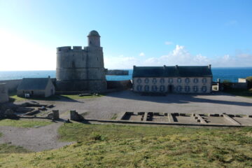 La caserne 7 dans le fort. CD50.